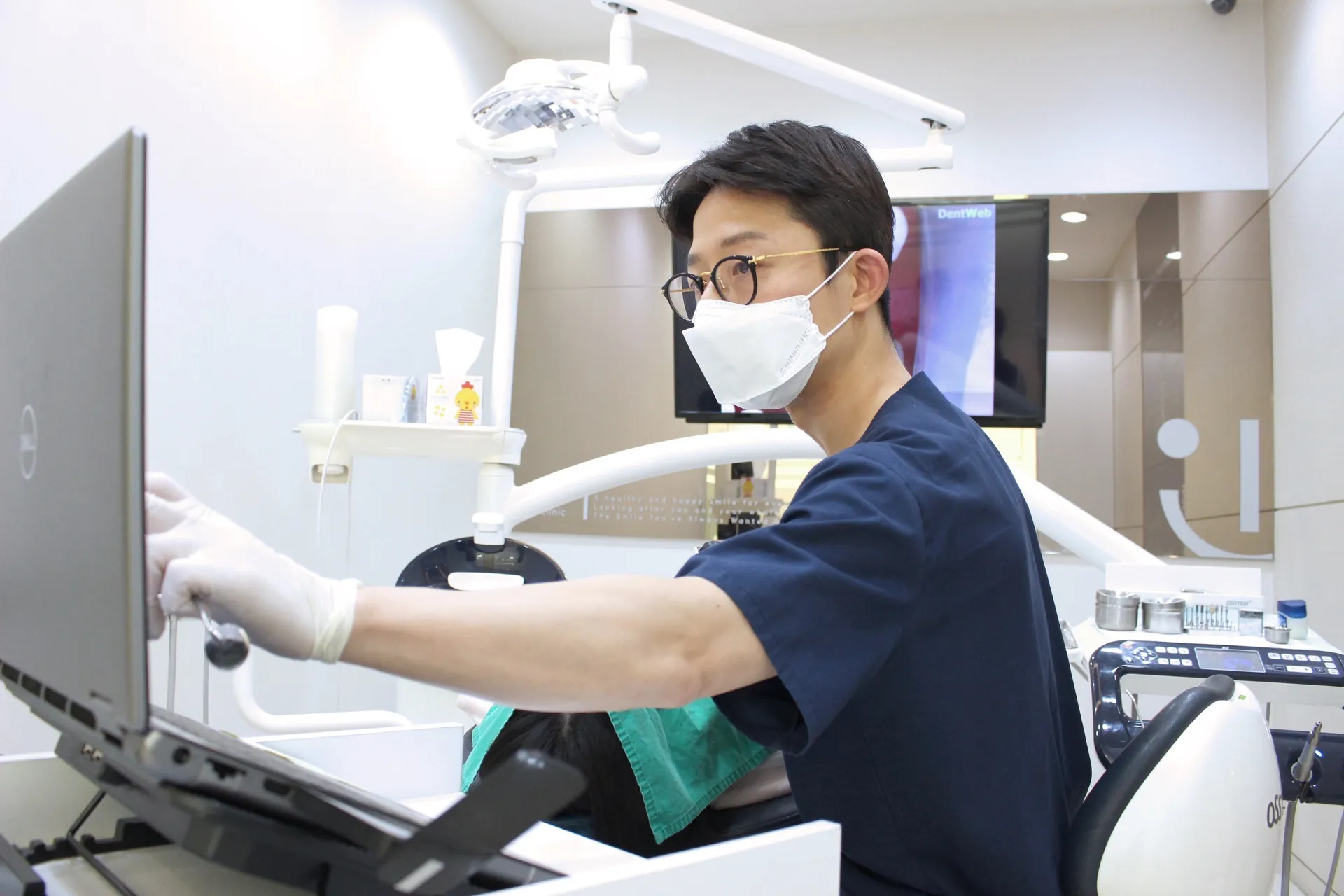 박경필 대표원장이 환자분과 진료 상담을 진행하는 모습